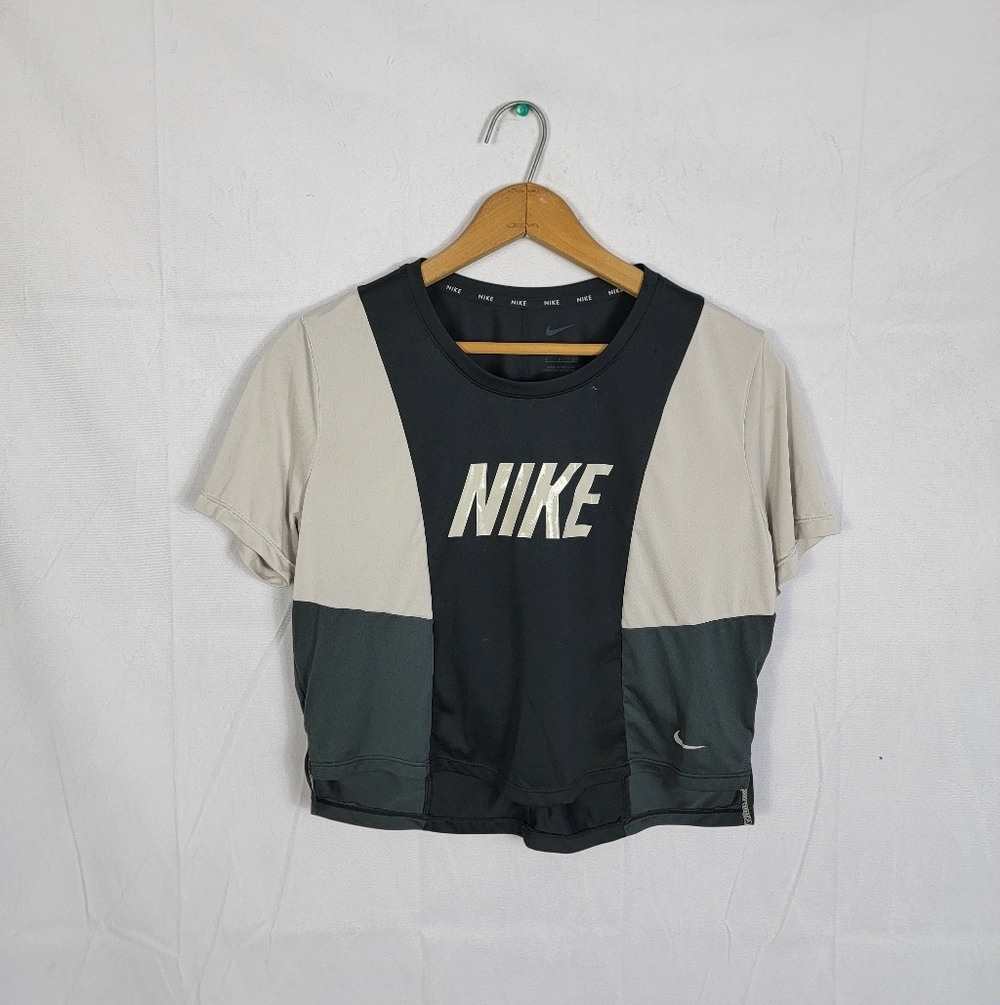 Nike Women's Small Black and Cream Crop Top